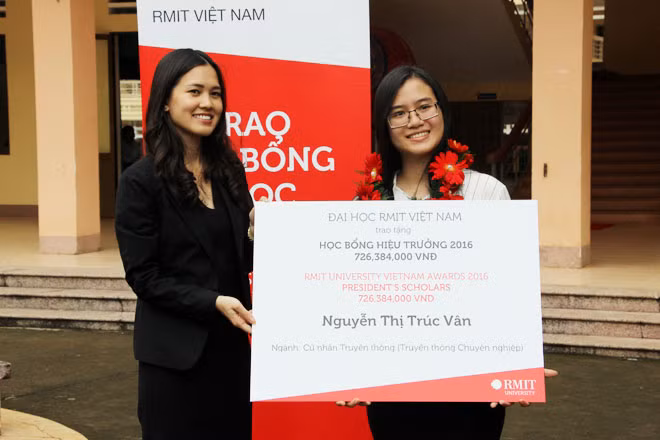 Đại diện Trường Đại học RMIT Việt Nam đã trang trọng tổ chức lễ trao học bổng cho em Nguyễn Thị Trúc Vân.