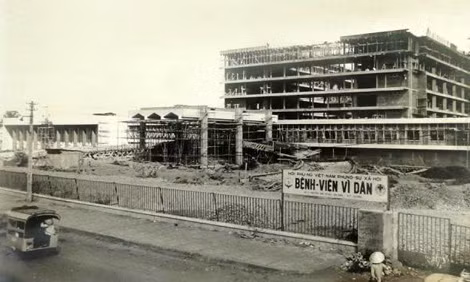 Bệnh viện Vì Dân khi còn đang xây dựng.