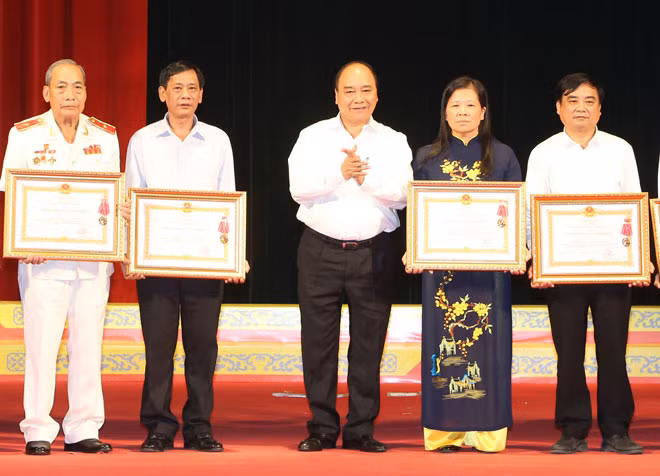 Thủ tướng Nguyễn Xuân Phúc trao Huân chương Lao động hạng Ba tặng các cá nhân có thành tích xuất sắc trong công tác thực hiện Dự án di dân, tái định cư Thủy điện Sơn La. Thủ tướng Nguyễn Xuân Phúc trao Huân chương Lao động hạng Ba tặng các cá nhân có thành tích xuất sắc trong công tác thực hiện Dự án di dân, tái định cư Thủy điện Sơn La.