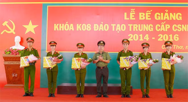 Trung tướng Nguyễn Thanh Nam, Phó Tổng cục trưởng Tổng cục Chính trị CAND, tặng hoa và quà cho 6 học viên xuất sắc toàn khóa.