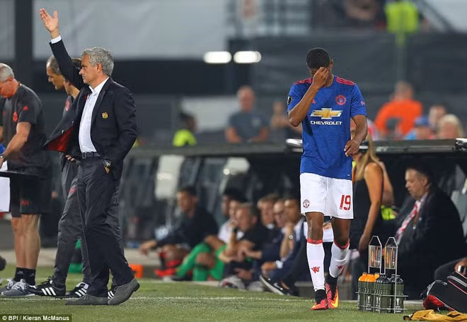 Mourinho sẽ phải đối diện với nhiều khó khăn trước mắt.