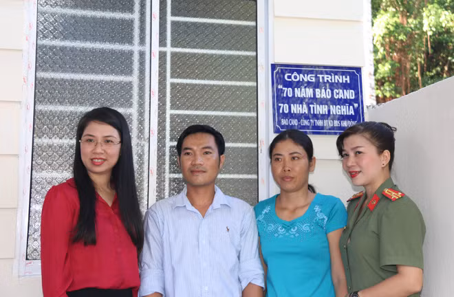 Đại diện Báo CAND, Công ty bất động sản Khu Đông, cùng vợ chồng đồng chí Võ Tường Vi trước căn nhà mới khang trang sạch sẽ. Đại diện Báo CAND, Công ty bất động sản Khu Đông, cùng vợ chồng đồng chí Võ Tường Vi trước căn nhà mới khang trang sạch sẽ.