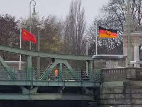 Cây cầu Glienicke, nơi Koecher được trao trả về Tiệp Khắc năm 1986. Cây cầu Glienicke, nơi Koecher được trao trả về Tiệp Khắc năm 1986.