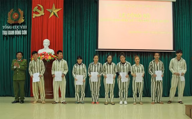 Thừa ủy quyền của Chủ tịch nước, Đại tá Hà Xuân Tuấn – Phó giám thị Trại giam Đồng Sơn trao quyết định Đặc xá cho các phạm nhân được đặc xá. Thừa ủy quyền của Chủ tịch nước, Đại tá Hà Xuân Tuấn – Phó giám thị Trại giam Đồng Sơn trao quyết định Đặc xá cho các phạm nhân được đặc xá.