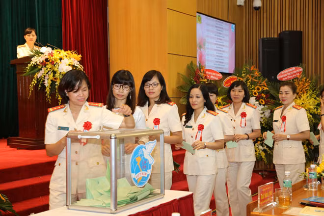 Các đại biểu bỏ phiếu bầu BCH Hội phụ nữ Tổng cục Chính trị CAND nhiệm kỳ mới. Các đại biểu bỏ phiếu bầu BCH Hội phụ nữ Tổng cục Chính trị CAND nhiệm kỳ mới.