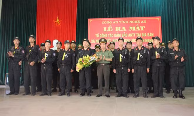 Đại tá Nguyễn Tiến Dần – Phó Giám đốc Công an tỉnh tặng hoa và giao nhiệm vụ cho Tổ công tác đảm bảo ANTT tại địa bàn xã Nghi Thiết (Nghi Lộc).