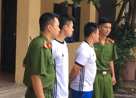 Các đối tượng cá độ bóng đá bị bắt giữ.
