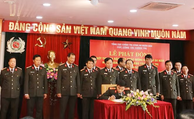 Đại diện lãnh đạo các đơn vị và các tổ chức quần chúng Cục Công tác chính trị ký giao ước thi đua.