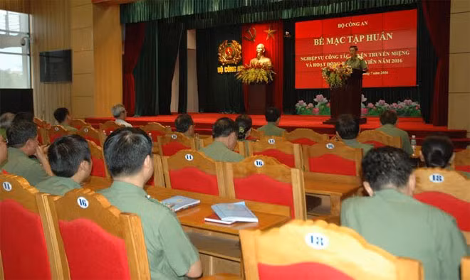 Hơn 400 đại biểu của Công an và Cảnh sát PCCC & CNCH các đơn vị, địa phương tham dự Khóa tập huấn. Hơn 400 đại biểu của Công an và Cảnh sát PCCC & CNCH các đơn vị, địa phương tham dự Khóa tập huấn.