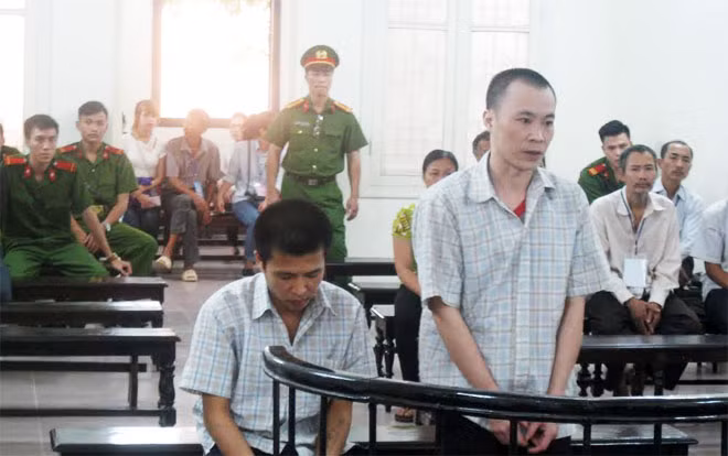 Bị cáo Thăng (đứng) và Năng tại phiên xử. Bị cáo Thăng (đứng) và Năng tại phiên xử.