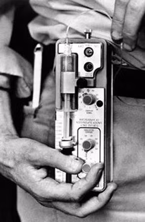 Máy bơm insulin vào thập niên 80.