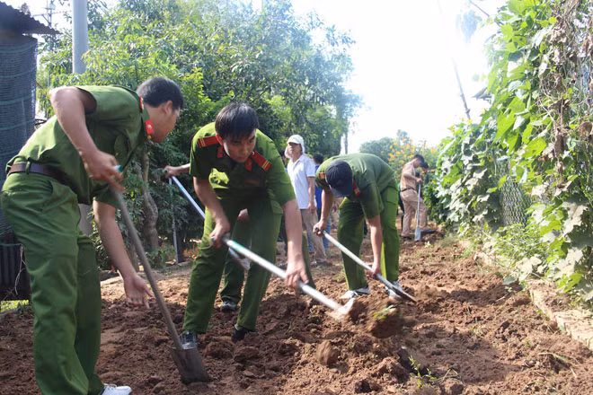 Đoàn viên Công an An Giang sửa đường nông thôn tại xã Vĩnh Hòa. Đoàn viên Công an An Giang sửa đường nông thôn tại xã Vĩnh Hòa.