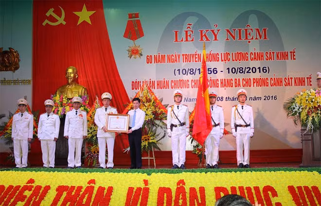 Thừa ủy quyền của Chủ tịch nước, đồng chí Bùi Quang Cẩm, Phó Chủ tịch UBND tỉnh trao Bằng Huân chương chiến công hạng Ba tặng phòng CSKT.