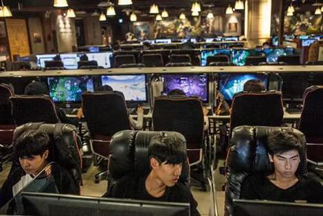 Nhóm các bạn trẻ đang chơi Liên minh huyền thoại (League of Legends) tại một phòng game ở Seoul.