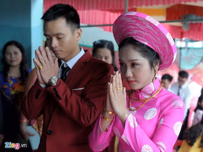 Nhà không may bị sập trong lũ, trong ngày lễ tân hôn, chú rể nguyện cầu dù cuộc đời muôn vàn trắc trở, hai vợ chồng vẫn mãi mãi hạnh phúc bên nhau. Nhà không may bị sập trong lũ, trong ngày lễ tân hôn, chú rể nguyện cầu dù cuộc đời muôn vàn trắc trở, hai vợ chồng vẫn mãi mãi hạnh phúc bên nhau.