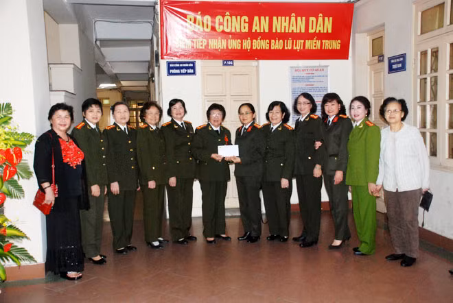 Câu lạc bộ nữ Công an hưu trí trao số tiền ủng hộ cho đại diện Báo CAND. Câu lạc bộ nữ Công an hưu trí trao số tiền ủng hộ cho đại diện Báo CAND.