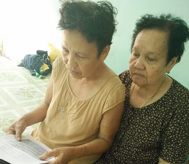 Bà Lê Hồng Xuân (phải) và em gái Lê Hồng Thắm, hàng chục năm đi khiếu kiện.