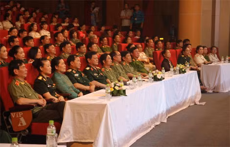 Chủ tịch Hội Liên hiệp Phụ nữ Việt Nam Nguyễn Thị Thanh Hòa; Thứ trưởng Thường trực Đặng Văn Hiếu; Thứ trưởng Bộ Quốc phòng Nguyễn Thành Cung dự buổi giao lưu. Ảnh Việt Hưng. Chủ tịch Hội Liên hiệp Phụ nữ Việt Nam Nguyễn Thị Thanh Hòa; Thứ trưởng Thường trực Đặng Văn Hiếu; Thứ trưởng Bộ Quốc phòng Nguyễn Thành Cung dự buổi giao lưu. Ảnh Việt Hưng.