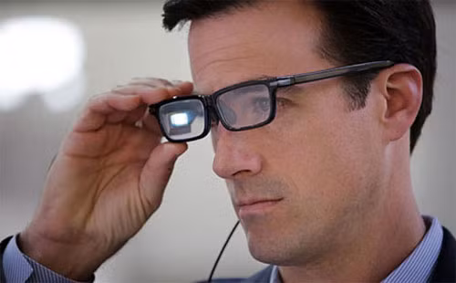 Một khách hàng với chiếc kính thông minh Toshiba Glass. Toshiba Glass là đối thủ cạnh tranh trực tiếp với sản phẩm tương tự của Google - Google Glass.