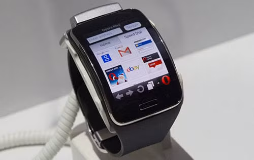 Đồng hồ đeo tay thông minh Samsung Gear S ra mắt vào 7/11/2014, được chú ý bởi màn hình hiện thị lớn của nó, đồng thời có tin hãng công nghệ Hàn Quốc muốn đưa hệ điều hành Tizen mà họ đang phát triển lên chiếc đồng hồ này khiến nó càng hấp dẫn các tín đồ công nghệ.