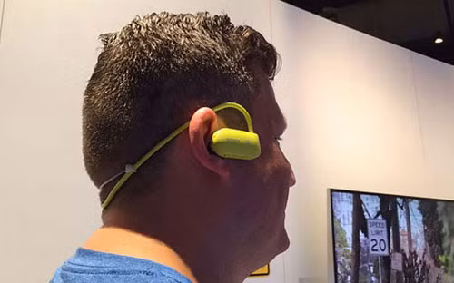 Tai nghe thông minh Sony B-Trainer cho phép thiết bị có thể theo dõi trạng thái người dùng và tự chọn bản nhạc phù hợp nhất. Thậm chí nó còn có thể thay thế cả các huấn luyện viên bằng cách phát lại các lời động viên, khuyến kích vào những thời điểm hợp lý, nhằm mục đích đem lại trạng thái tốt nhất cho người sử dụng khi luyện tập.
