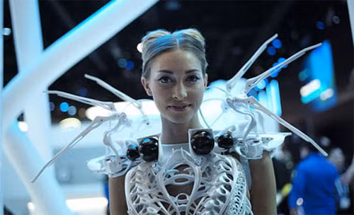 Một người mẫu mặc chiếc váy robot được gắn các cảm biến tiệm cận có khả năng tương tác với môi trường xung quanh tại gian triễn lãm của hãng Intel.