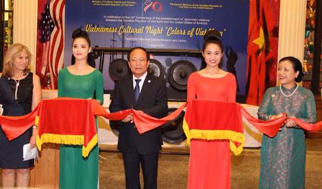 Bộ trưởng Bộ VHTT&DL Hoàng Tuấn Anh; Thứ trưởng, Trưởng phái đoàn Việt Nam tại LHQ Nguyễn Phương Nga đã cắt băng khai mạc trưng bày “Sắc màu Việt Nam”. Bộ trưởng Bộ VHTT&DL Hoàng Tuấn Anh; Thứ trưởng, Trưởng phái đoàn Việt Nam tại LHQ Nguyễn Phương Nga đã cắt băng khai mạc trưng bày “Sắc màu Việt Nam”.