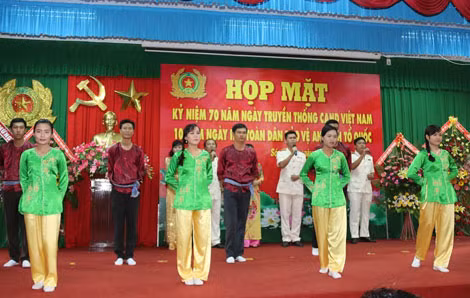 Một tiết mục văn nghệ của Công an Sóc Trăng chào mừng buổi họp mặt.