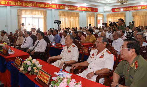 Các đại biểu tham dự buổi họp mặt.