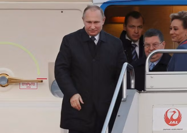 Tổng thống Nga Putin xuống máy bay.