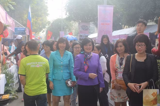 Bà Nguyễn Nguyệt Nga đi thăm quan các gian hàng