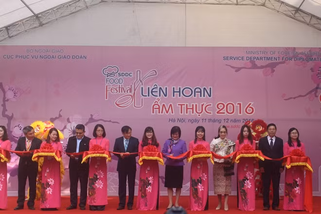 Đại biểu cắt băng khai mạc Liên hoan Ẩm thực lần thứ IV