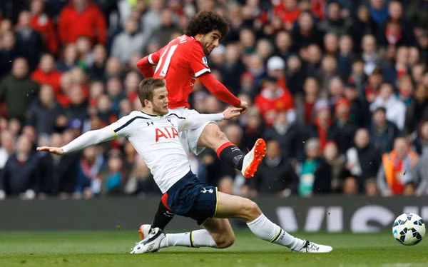 Fellaini mở tỷ số bằng bàn thắng rất đẹp. Ảnh: Reuters. Fellaini mở tỷ số bằng bàn thắng rất đẹp. Ảnh: Reuters.