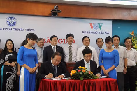 Lãnh đạo Bộ TT&TT và VOV ký kết biên bản bàn giao nguyên trạng Đài VTC về VOV trước sự chứng kiến của đại diện các Bộ, ngành Trung ương.