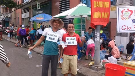Dù phát nước mệt lả nhưng điểm chung của người dân địa phương là rất nhiệt tình, vui vẻ, đúng tính cách hào sảng phương Nam.