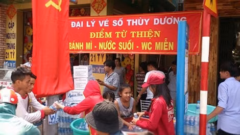 Một Đại lý vé số từ thiện "trọn gói" bánh mì, nước suối, khăn lạnh và... WC!