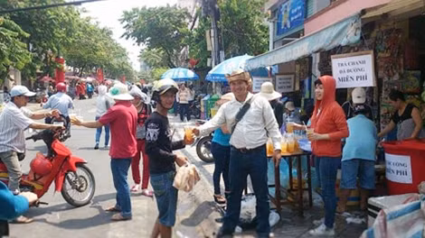 "Người góp trà, người góp đường, người góp đá" thành điểm trà đá đường miễn phí.