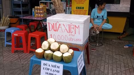 Tuy không từ thiện nhưng các điểm bán hàng đều niêm yết giá rõ ràng, không chặt chém. Gửi xe cũng đều thống nhất 10.000 đồng/chiếc, nhang đúng giá 3000 đồng/bó và không chèo kéo khách hành hương.