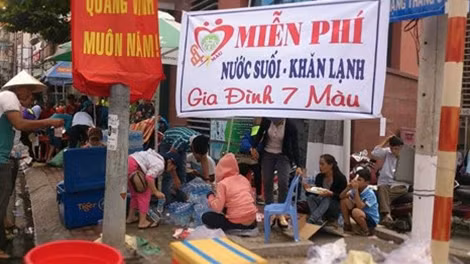 Cả gia đình đổ ra đường làm từ thiện. Chỉ trong một buổi sáng đã tặng 8.000 chai nước suối kèm khăn lạnh cho khách.