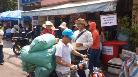 Nhiều người khó khăn cũng được phát thức ăn qua bữa.