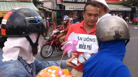 "Ăn uống miễn phí" được trao đến tận tay khách hành hương.