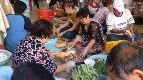Cả đại gia đình làm bánh mì để phát cho khách.Nhiều người khó khăn cũng được phát thức ăn qua bữa.