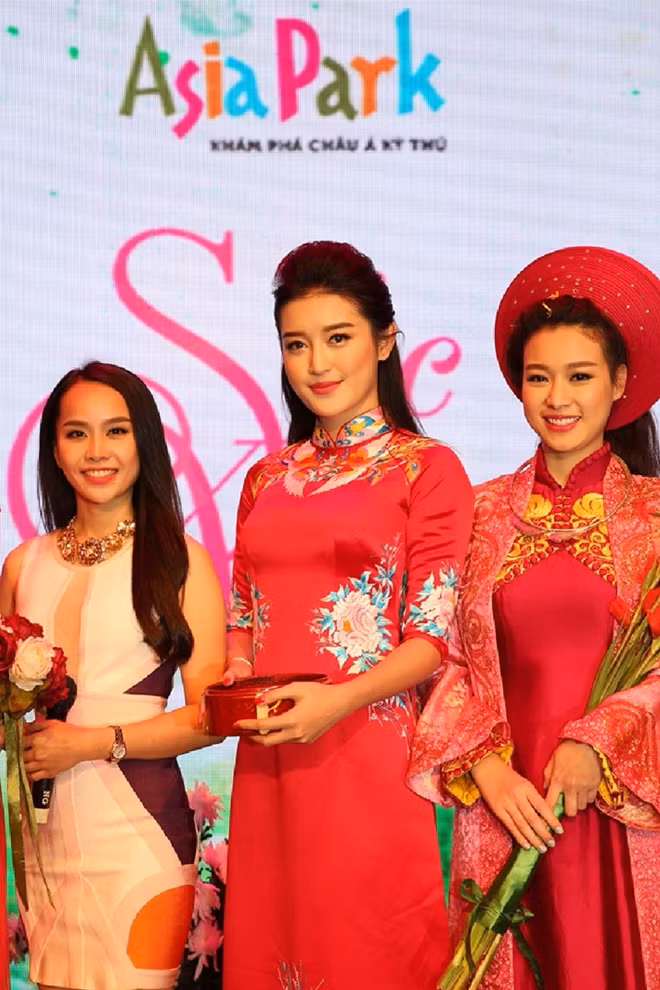 Vẻ đằm thắm, đoan trang của người phụ nữ Việt Nam được tái hiện chân thực qua trang phục áo dài cổ truyền vạt dài: