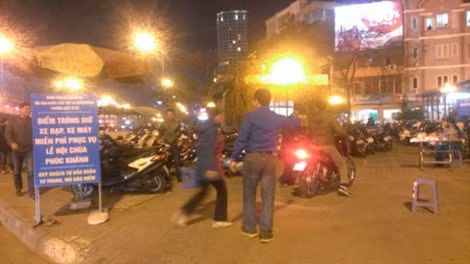 Lực lượng Công an và dân phòng kịp thời nhắc nhở người dân không đứng trên thành cầu vượt dự khóa lễ gây ùn tắc giao thông.