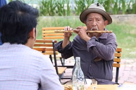 Nghệ sĩ hài Mạc Can cũng góp một vai nhỏ trong phim.