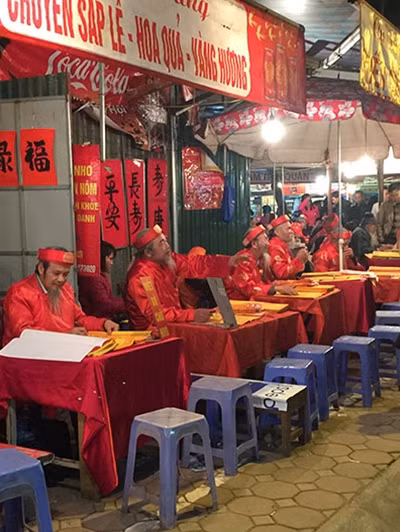 Các "ông đồ" hành nghề ở phủ Tây Hồ.