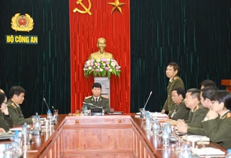 Trung tướng Trần Minh Thư, Viện trưởng Viện Chiến lược và Khoa học Công an báo cáo với đồng chí Thứ trưởng một số nhiệm vụ trọng tâm về công tác nghiên cứu chiến lược, nghiên cứu lý luận Công an nhân dân.