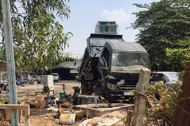 May mắn các phương tiện trong gara xe ô tô được di dời ra ngoài.