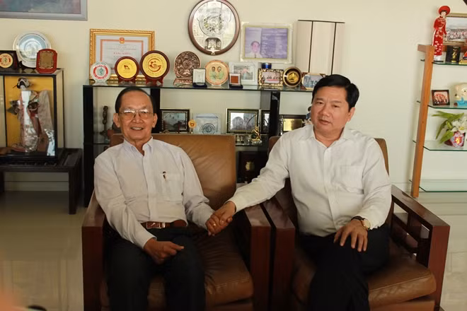 Buổi thăm hỏi của đồng chí Bí Thư Đinh La Thăng và đoàn công tác tại nhà GS-BS Trần Đông A diễn ra trong không khí ấm áp, chân tình.