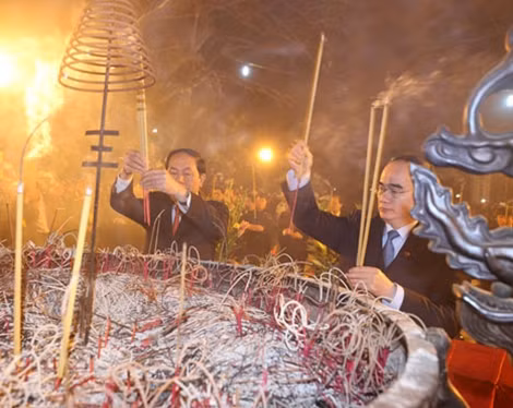Đồng chí Nguyễn Thiện Nhân và Đại tướng Trần Đại Quang dâng hương tại buổi lễ.